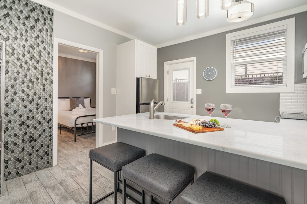 Lucent Pearl - Private Patio - Near Broadway