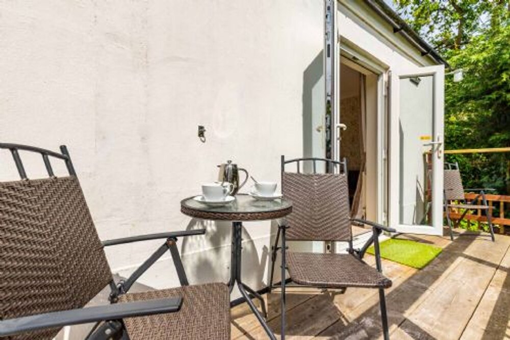 Host Stay The Aylesbury Garden Apartment view 4