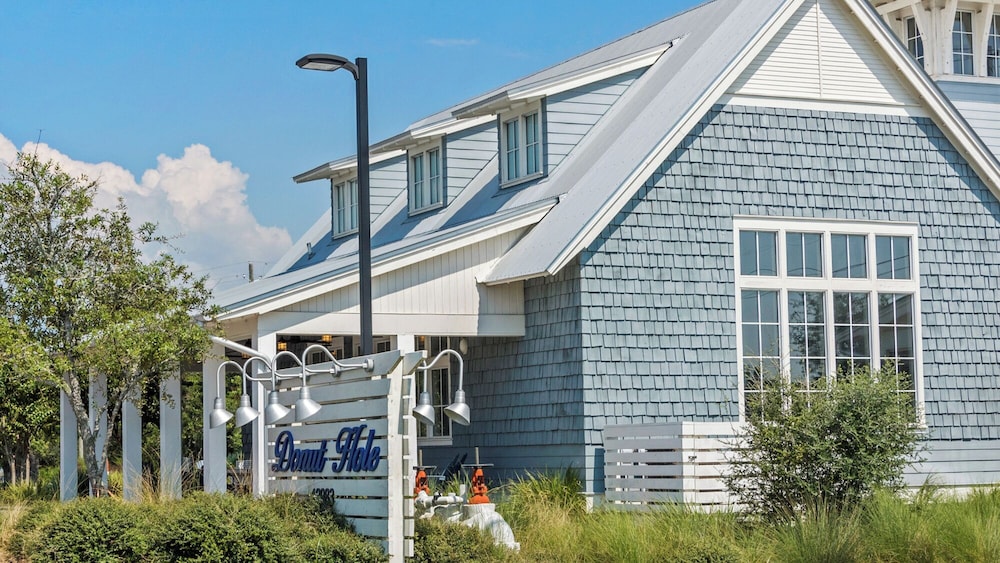 2BR Beachfront Townhome w/ Beach Service + Free Attraction Tickets!
