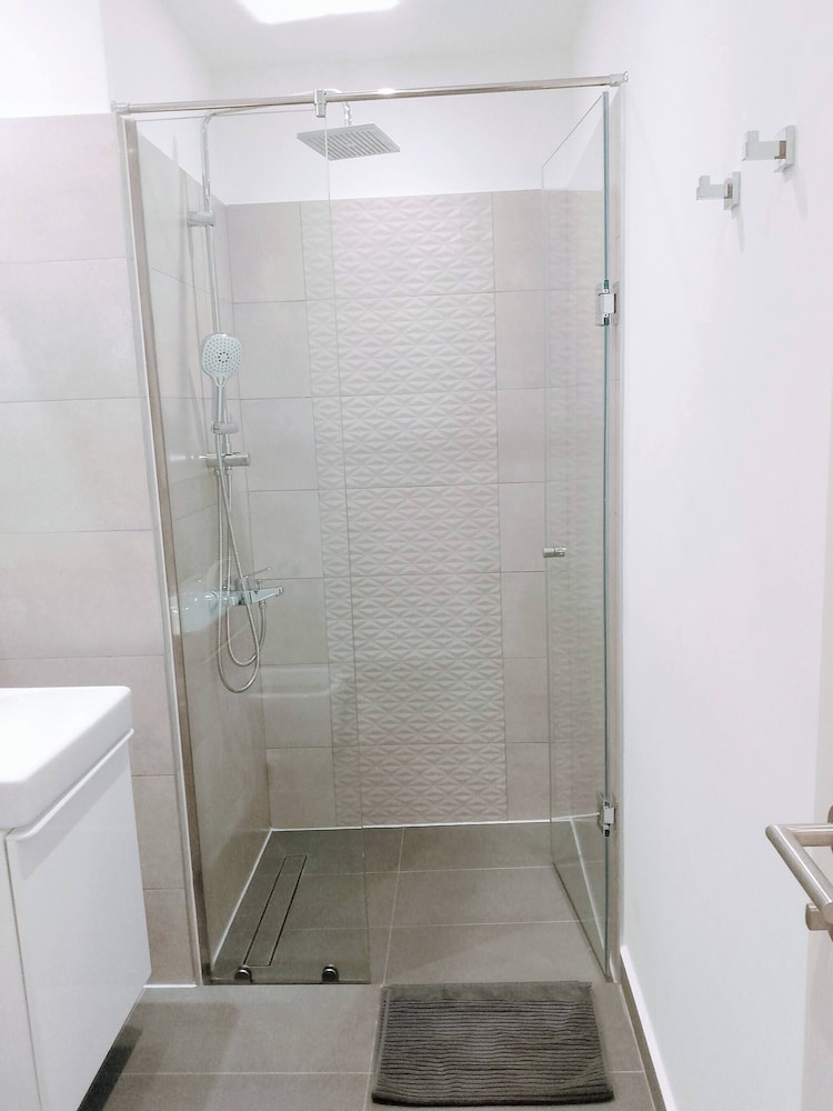 Unique 2 BDR Apartment at Loxwood House With Rooftop Pool and Gym