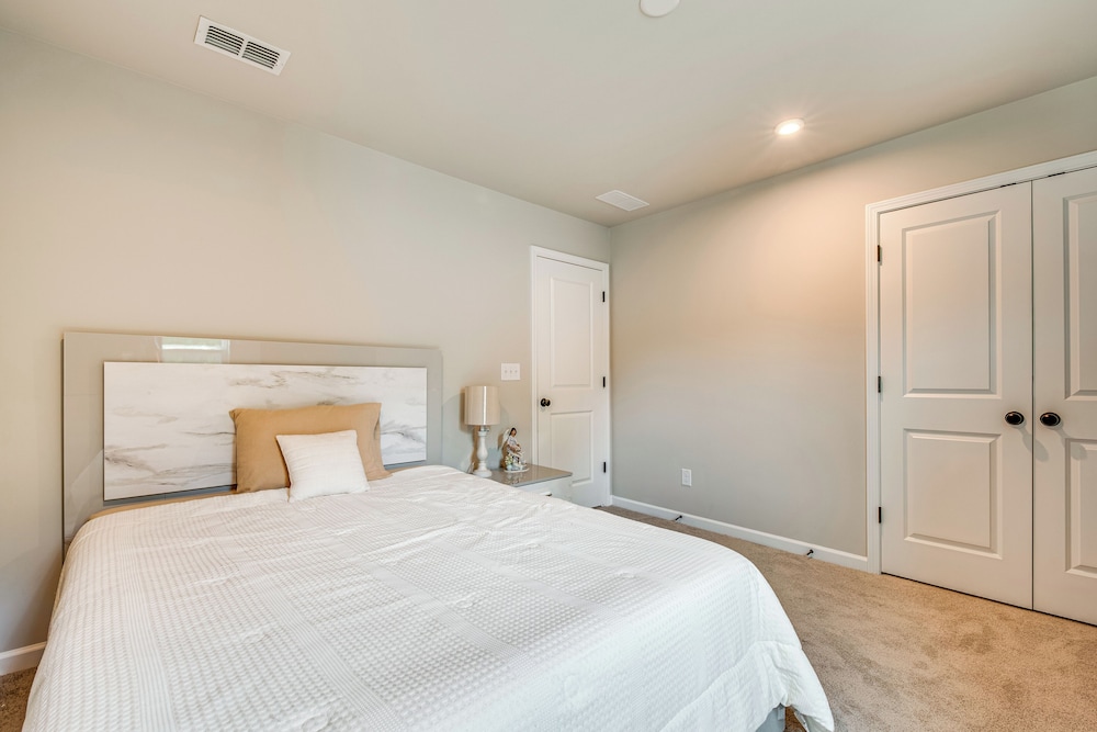 11 Mi to Dtwn: Luxe Atlanta Retreat w/ Deck & Yard