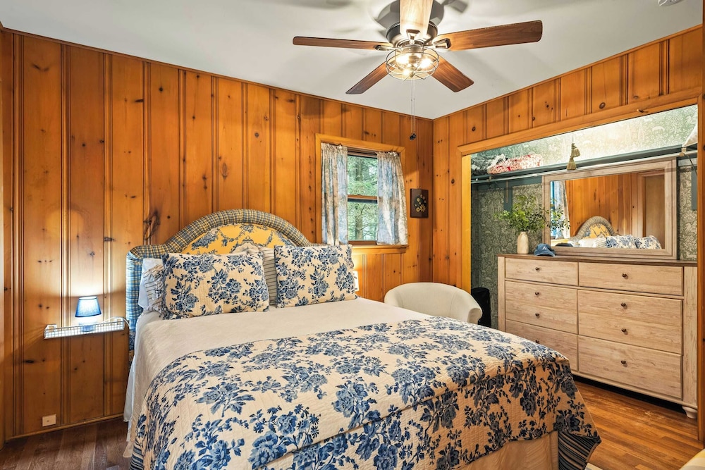 The Horseshoe Hideaway Lake Harmony Cabin w/ Hot Tub & Game Porch