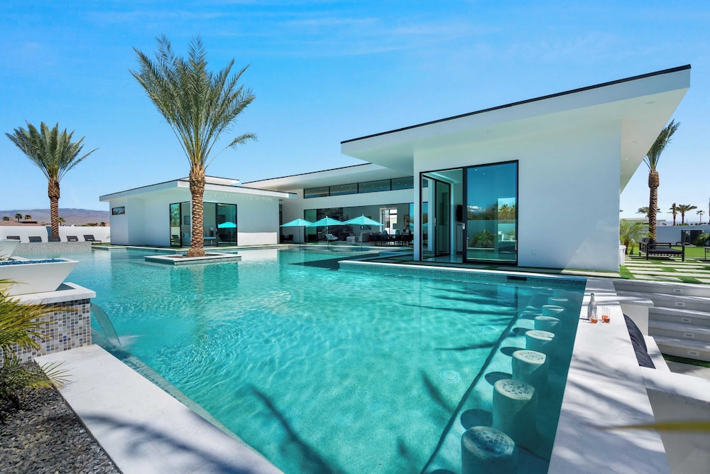 Pool, Hot Tub & Putting Green Minutes From Dining & Golf Bravo Villa #13 by Avantstay