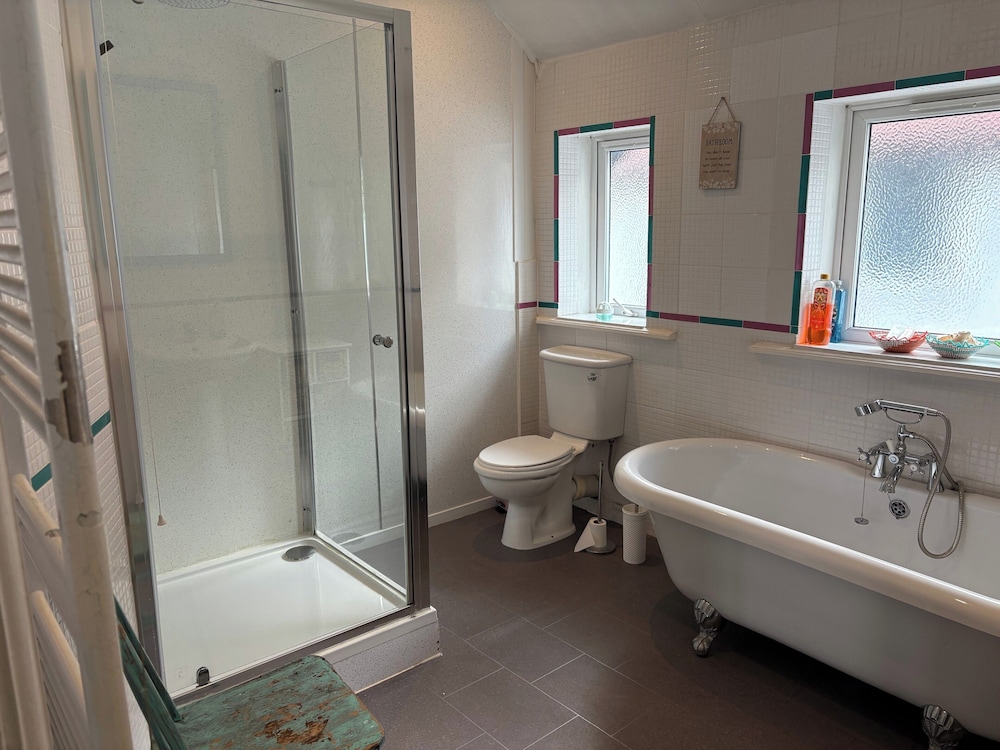 10 Guests - 5 Bedrooms - Free Parking - Petok