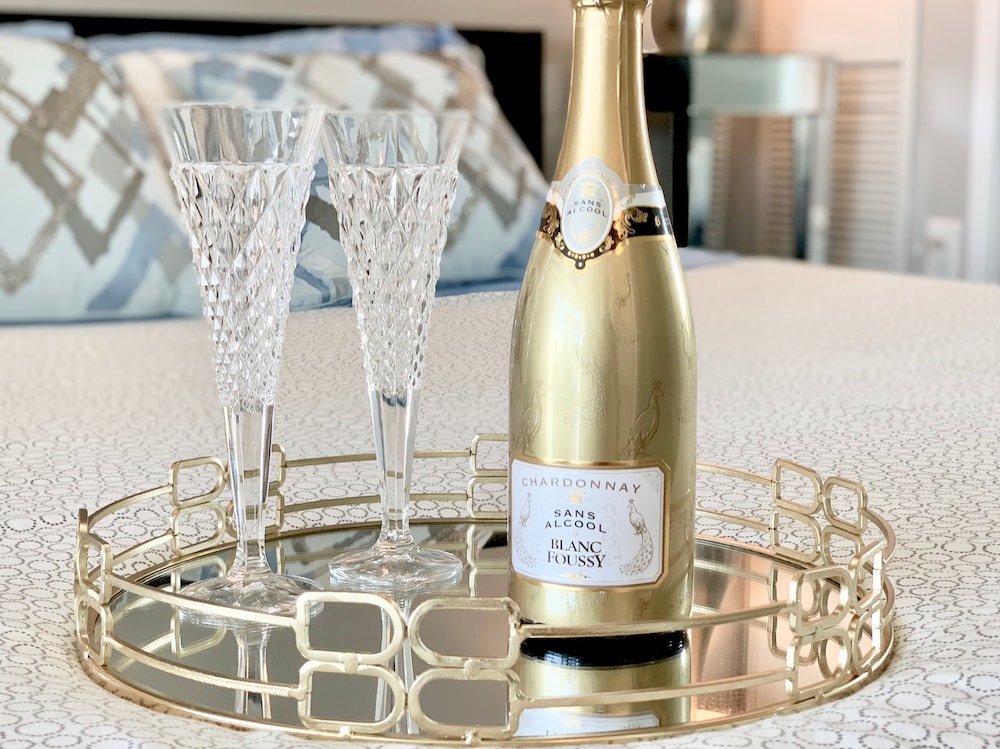 Luxury Lakeview Skyscraper by CN Tower - Image 4