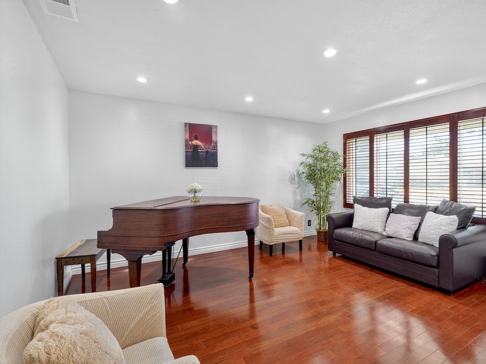 Coastal Escape With Private Mini Golf 4 Bedroom Home