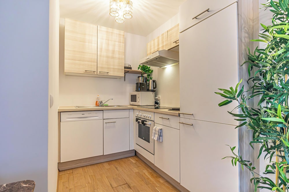 9 Min Metro City Center 1BR 1LR Balcony