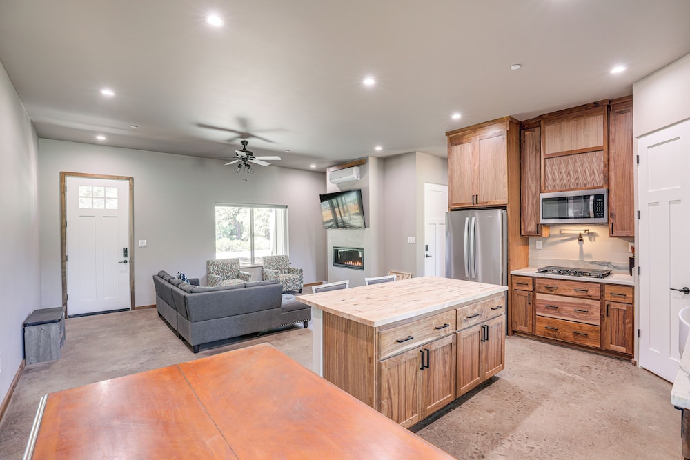 2 Mi to Lake Almanor: Home w/ Golf Course Views!