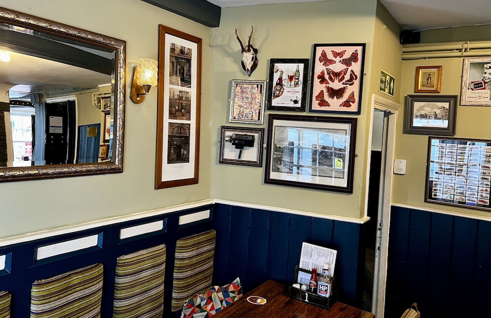 The Crown And Cushion