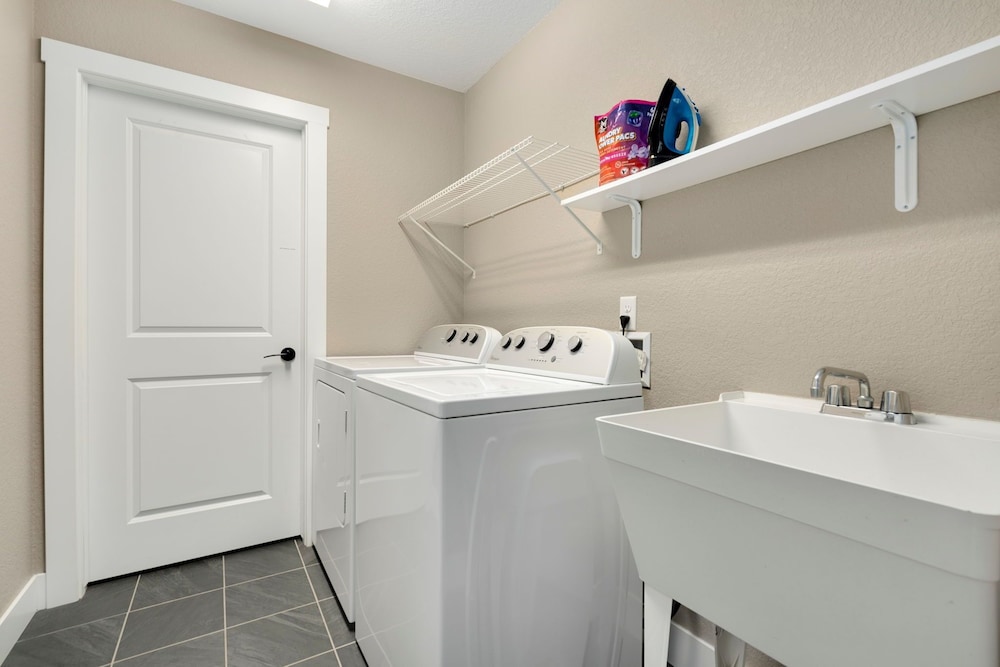 Old Town North Getaway King Beds & Game Room!