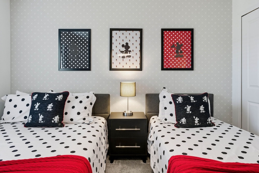 Chic 4BR Disney Retreat With Pool Mickey Rooms