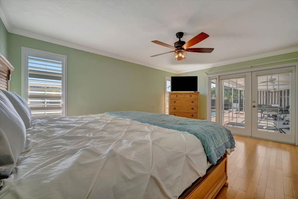 The Crown House 4b Pool Home 6 Mins to IR Beach