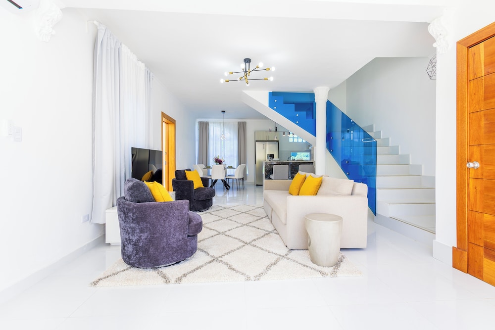 3-BR Villa with Pool & Rooftop Jacuzzi