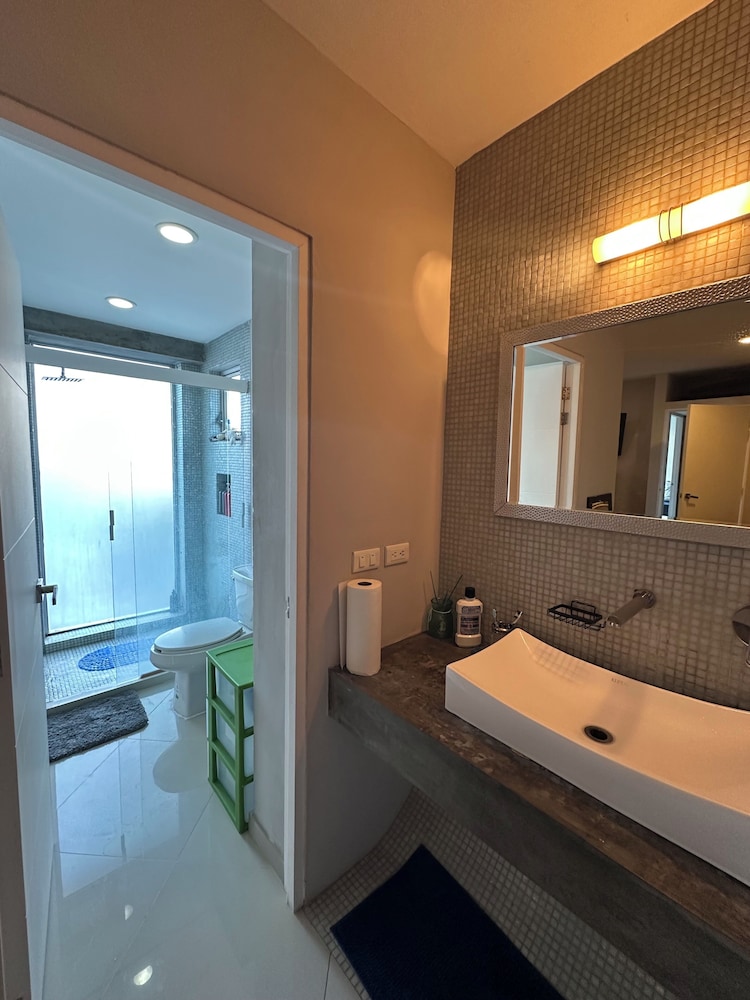 2BR Penthouse with Rooftop Pool