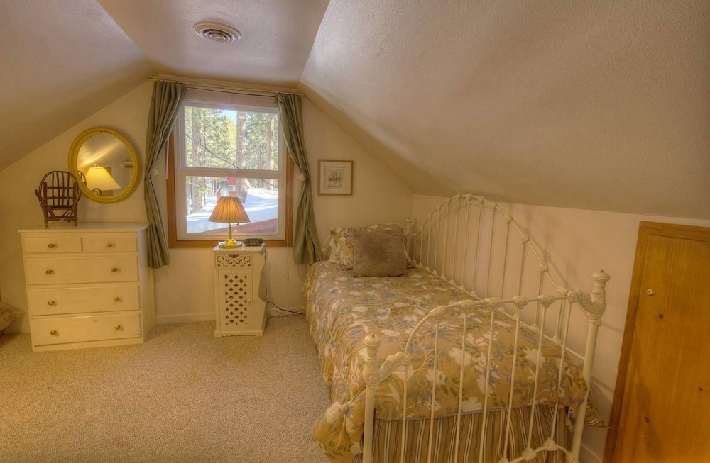 Breezy Pines Cabin 4 Bedroom Home by RedAwning view 4