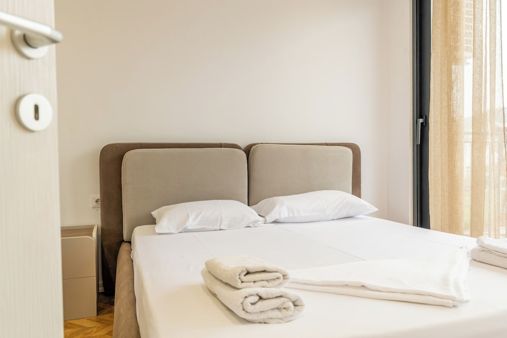 Tirent Apartment-Modern 1-Bedroom Stay Near Liqeni i Thatë