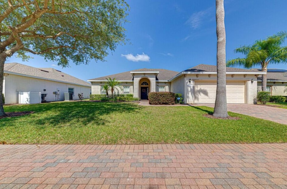 Elegant 4Br Retreat W/ Stylish Interior & Kitchen - Image 3