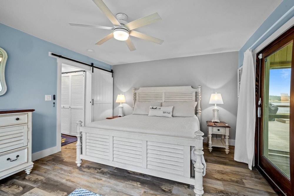 Water's Edge Retreat 3 Bedroom Home by RedAwning