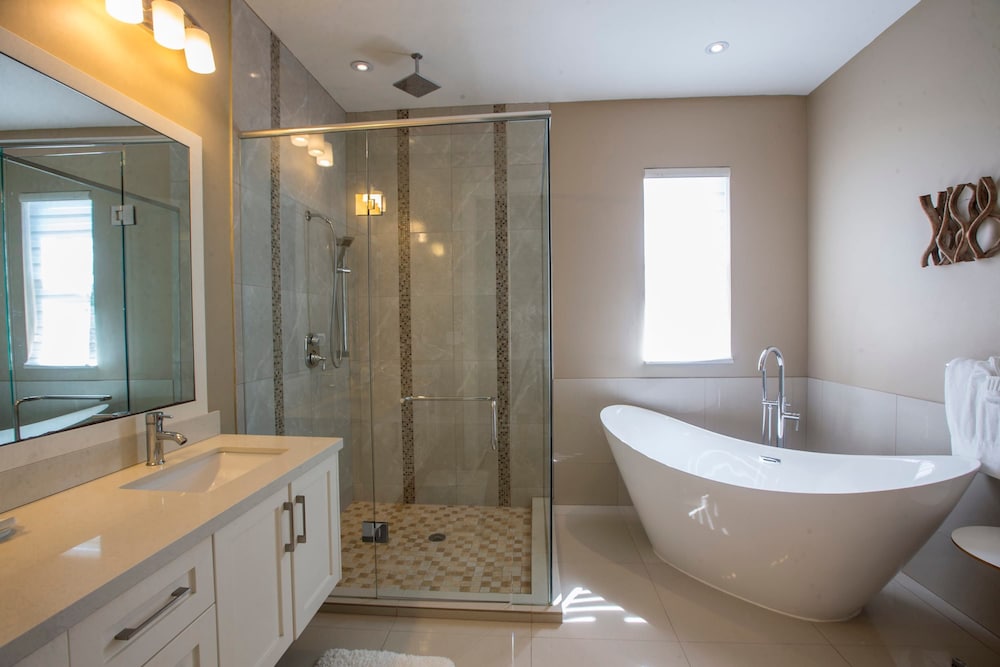 5 BR Waterfront Villa On Chalk Sound Blue Water