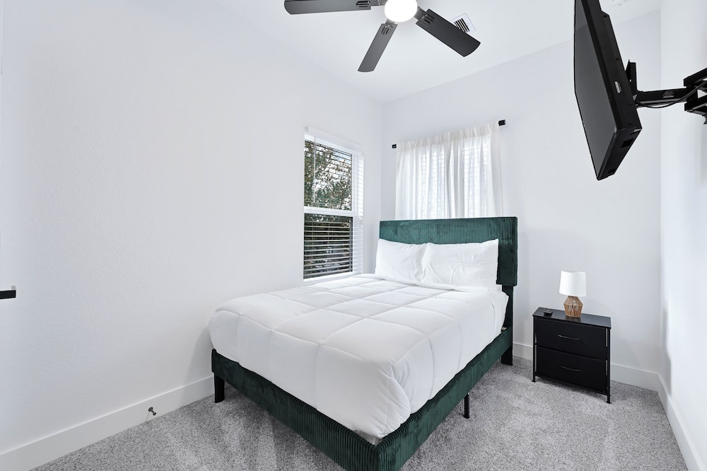 5 Mi to NRG Stadium: Modern Escape w/ Patio & Yard
