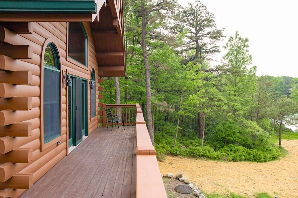 Deer Haven Cabin by Avantstay Waterfront Dock Firepit