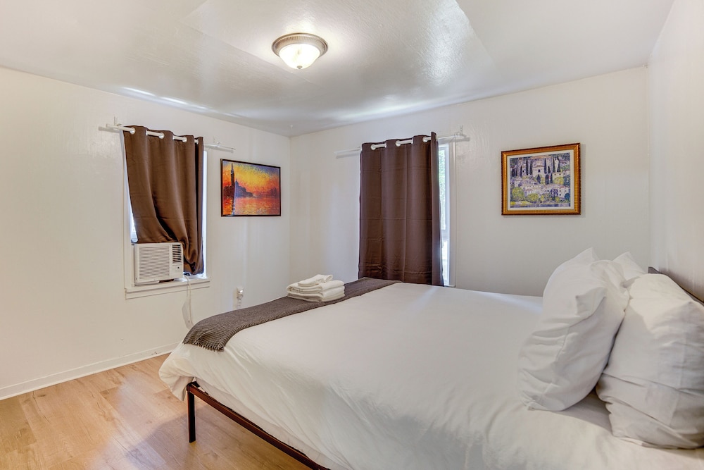 3 Mi to Airport: Pet-friendly Home in Ontario Home