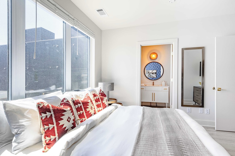 Sleeps 24, 2 Units Mins to Downtown Outrider by Avantstay