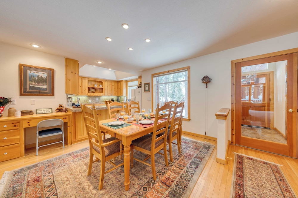 Pinewood Lodge by Avantstay Cozy Cabin Near Ski Resorts & Hiking