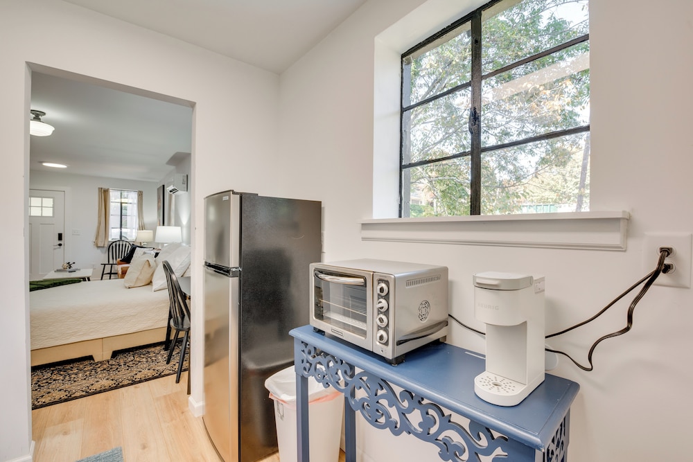 2 Mi to East Atlanta Village: Cozy Studio w/ Porch