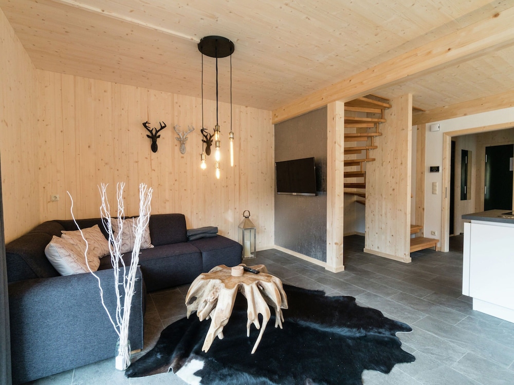 Cosy Chalet With hot tub