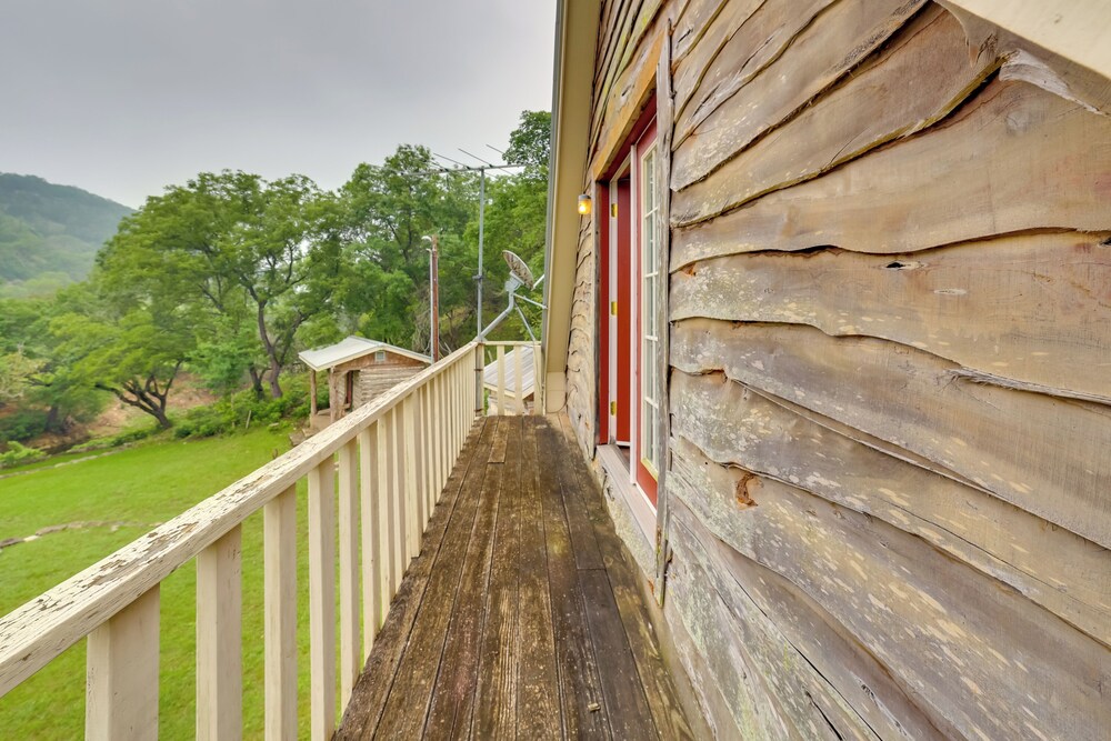 Chic 'tree House' Studio ~ 24 Mi to Bandera!