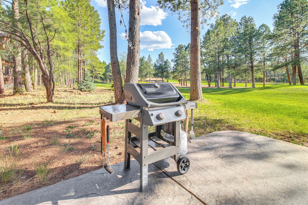 Golf Course Getaway & Hot Tub Haven in Pinetop!