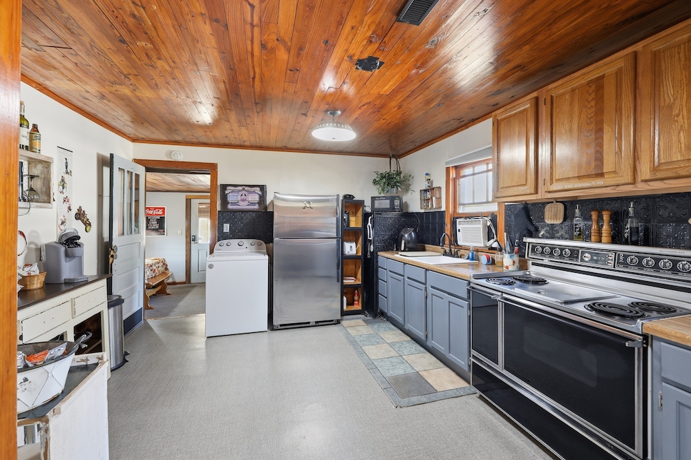 Cozy Country Retreat Hot Tub, Fire Pit & Guitars 2 Bedroom Home