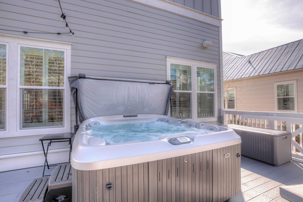 Coconut Cove by Avantstay Deck w/ Hot Tub, Access to 2 Pools