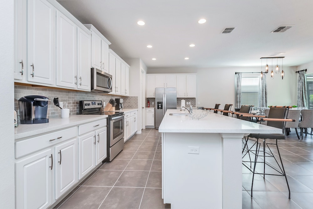 Phenomenal 8B 1810s Villa with Pool, Spa & Movie Theater - Image 2