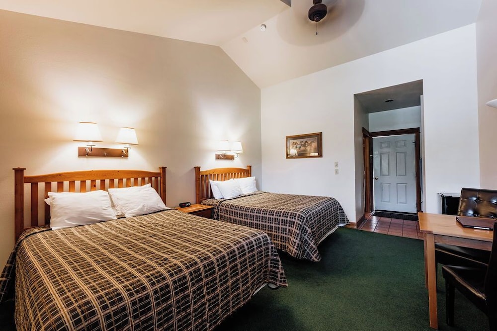 Chico Hot Springs Resort & Day Spa