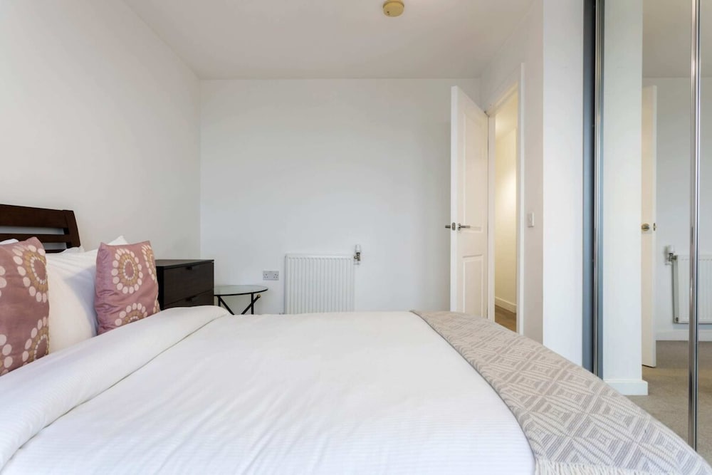 Modern 1 Bedroom Apartment Near Canary Wharf With Balcony