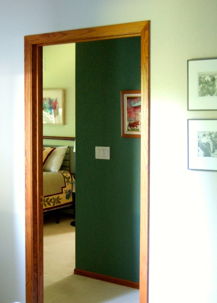 Loya's Little House Bed & Breakfast