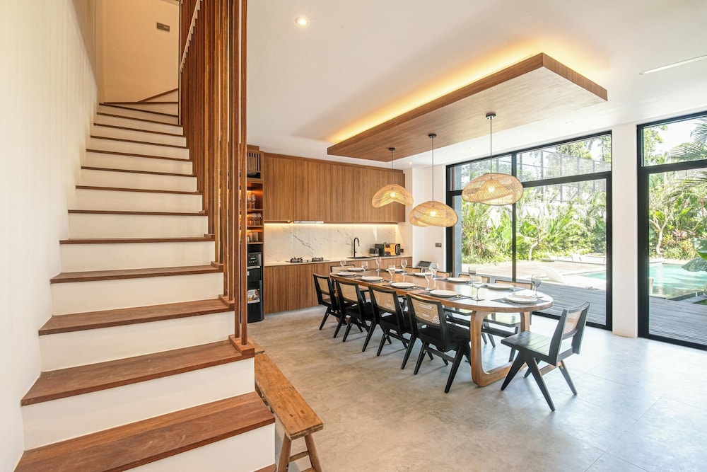 Opulent 5BR Modern Villa 400m From the Ocean