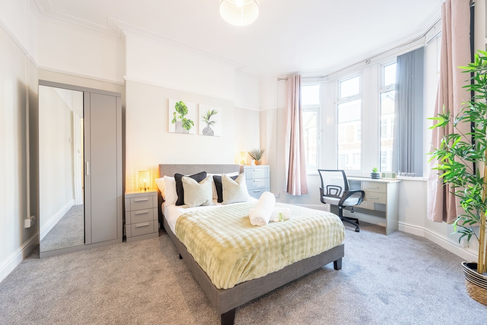 Spacious 4-Bedroom House with Garden