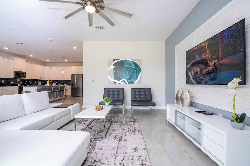 Stunning Game Room & Pool Jacuzzi Storey Lake 2799
