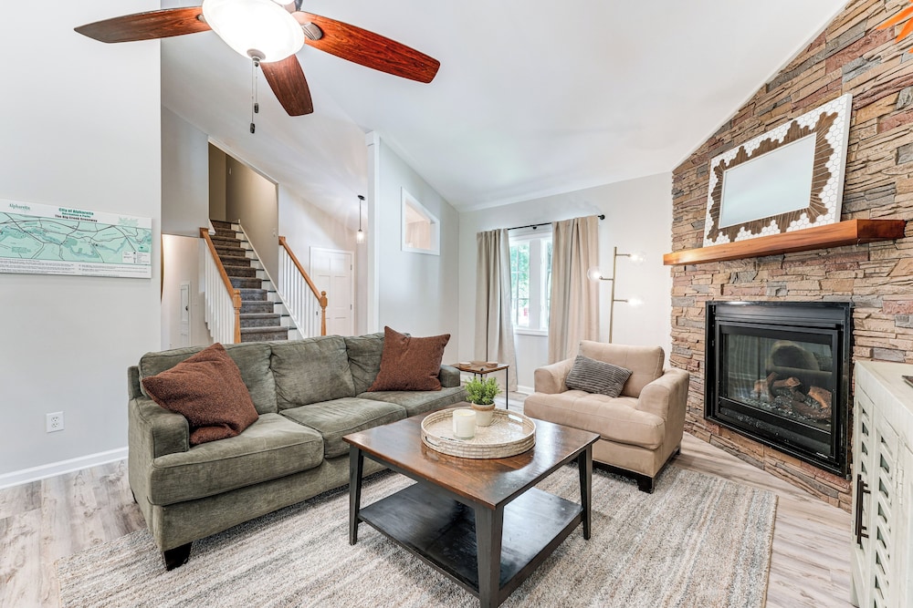 < 2 Mi to Dtwn Alpharetta: Home w/ Screened Porch!