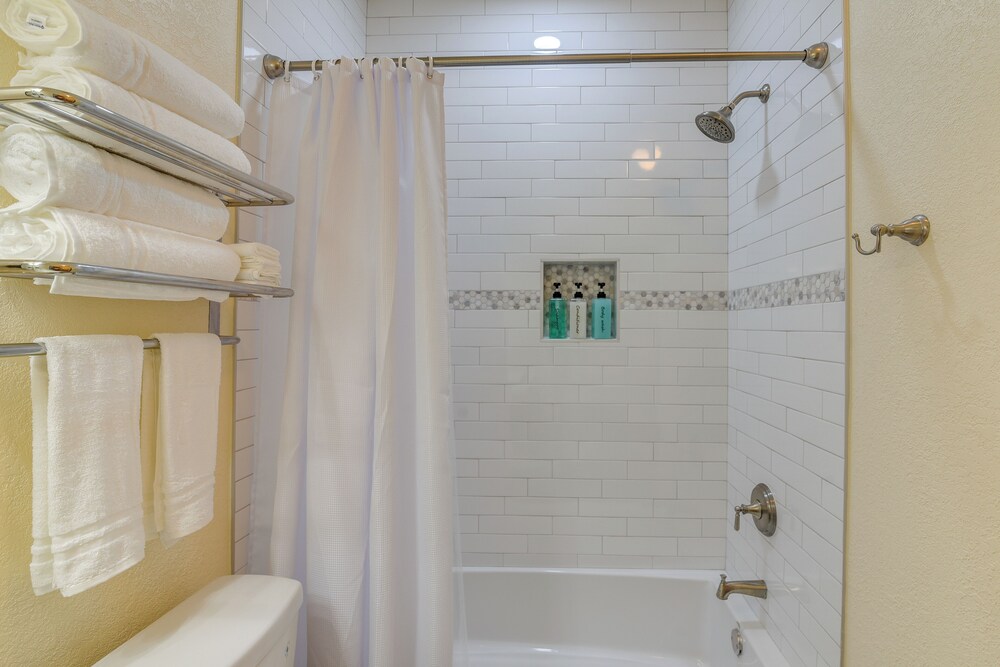 Great Location! Quiet Galveston Gem 1 Mi to Shore