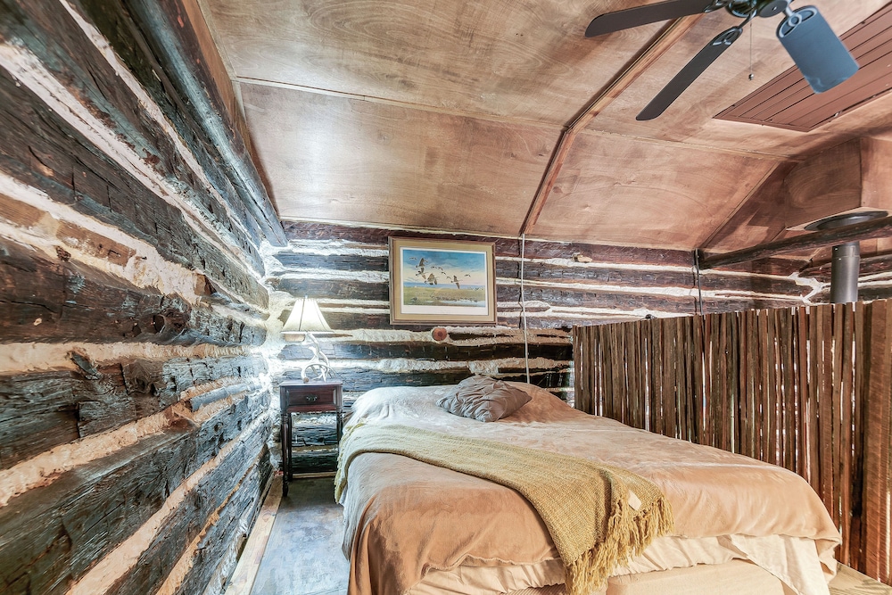 12 Mi to Staunton River State Park: Off-grid Cabin