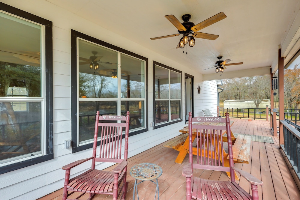 Dock, Decks & Views: Lakefront Cottage