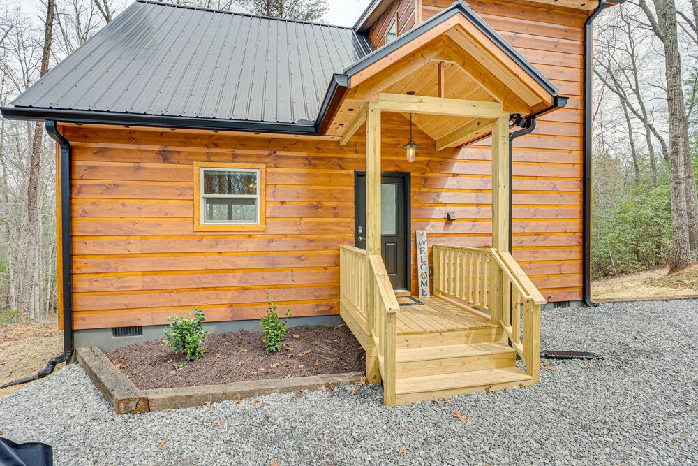 Secluded Murphy Cabin Rental w/ Deck & Fire Pit!