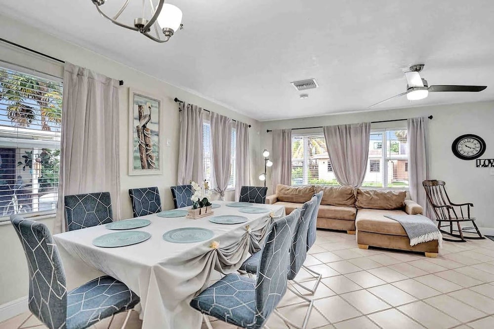 Palm Lined Oasis Walk To Beach Free Parking - Image 4