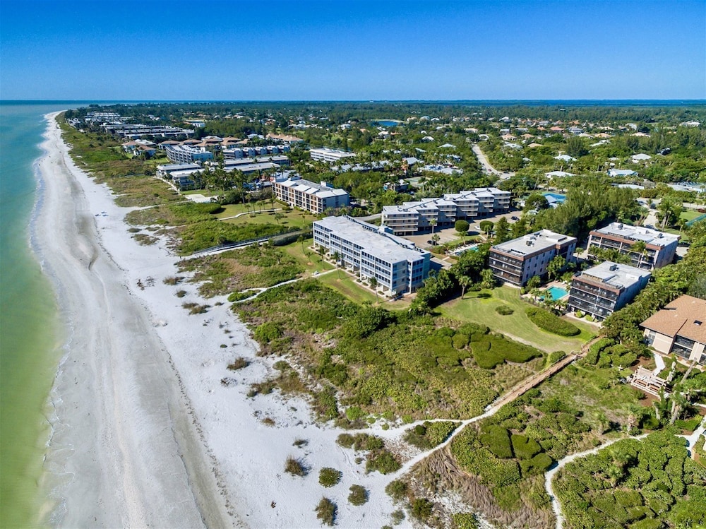Shorewood Condos by Dream Vacation Rentals