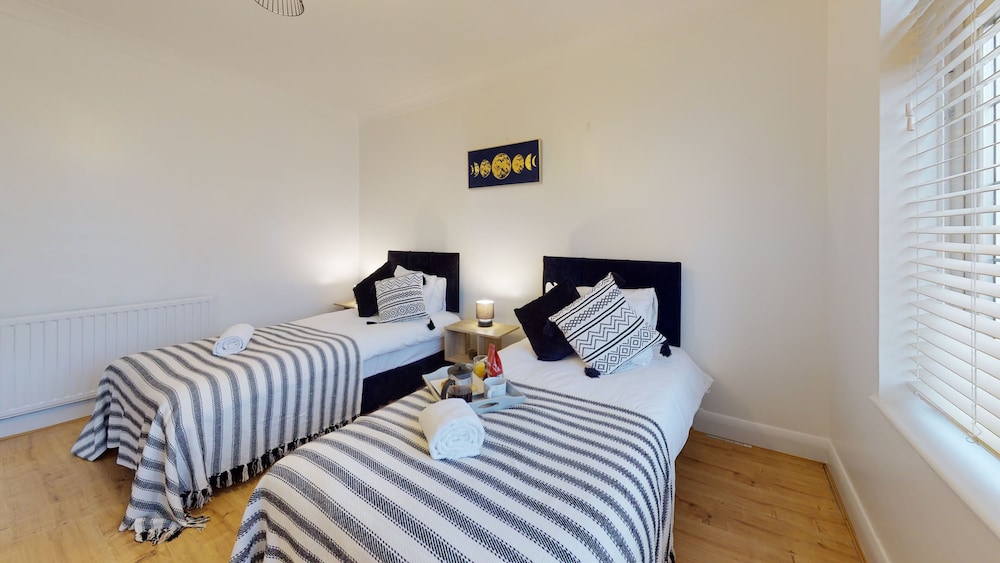 Charming 5-bed House in Romford view 5