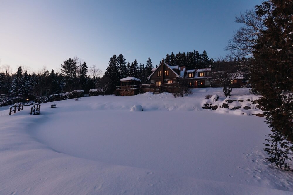 Manoir du Canard - 1800s Authentic Quebecois log Home With Modern Amenities